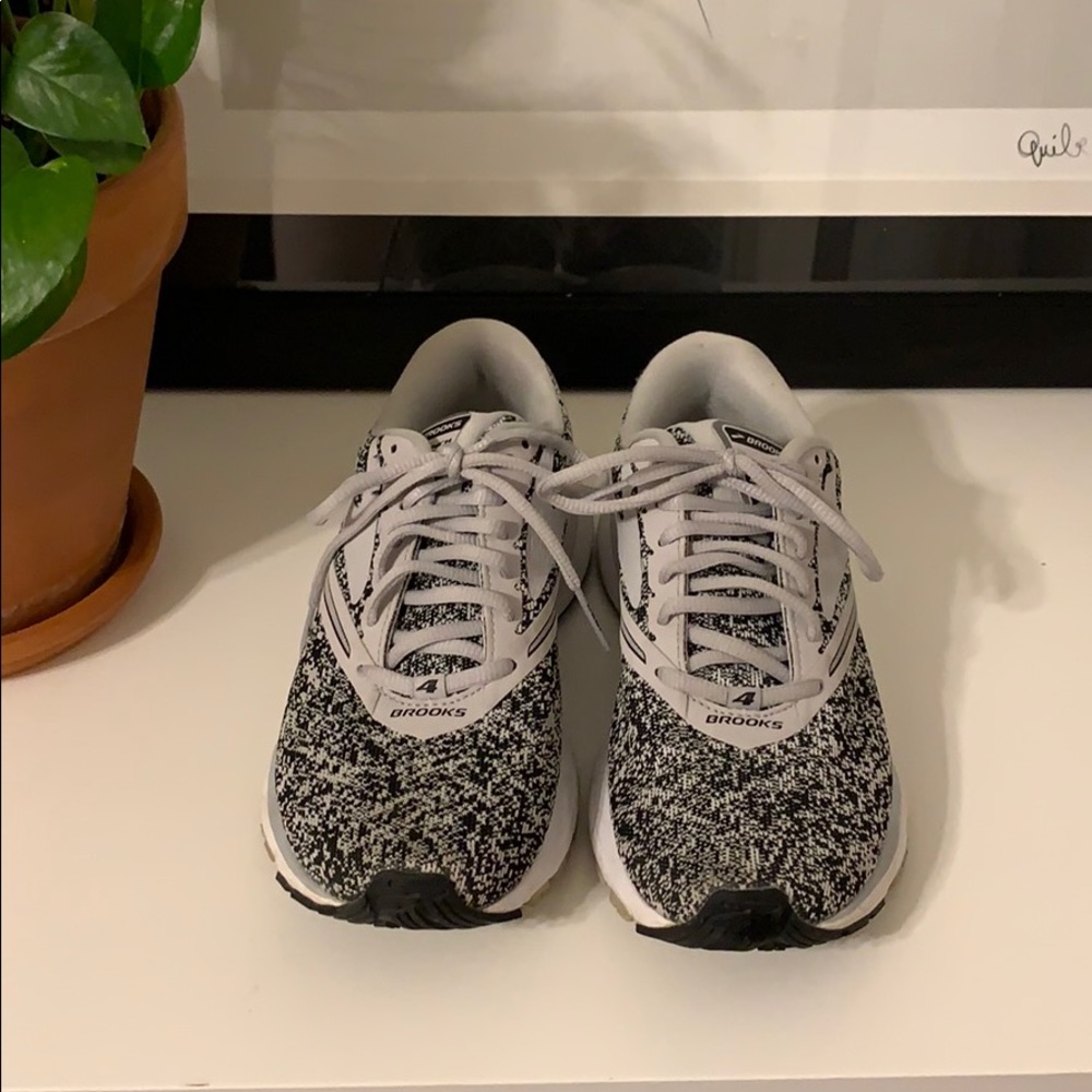 Brooks Launch 4 tennis shoes